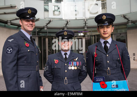 Londres, Royaume-Uni. 30Th Oct, 2014. RAF vente personnelle coquelicots sur le 100e anniversaire de la Grande Guerre, BBC à Langham Place, Londres. 30Th Oct 2014 Credit : Chaussée de presse Photos/Alamy Live News Banque D'Images