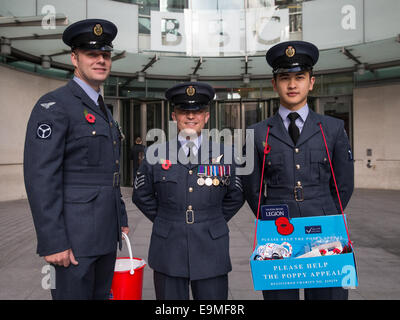 Londres, Royaume-Uni. 30Th Oct, 2014. RAF vente personnelle coquelicots sur le 100e anniversaire de la Grande Guerre, BBC à Langham Place, Londres. 30Th Oct 2014 Credit : Chaussée de presse Photos/Alamy Live News Banque D'Images