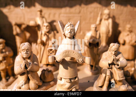 Crèche de Noël tchèque traditionnel en bois sculpté. Des scènes de la naissance de Jésus. Banque D'Images