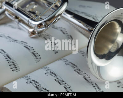 Close-up de trompette sur Sheet Music Banque D'Images