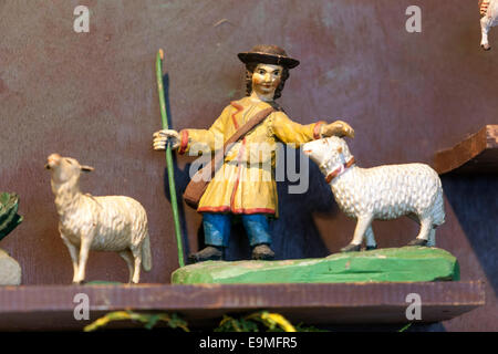 Crèche de Noël tchèque traditionnel en bois sculpté. Des scènes de la naissance de Jésus. Banque D'Images