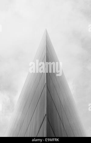 Low angle view of modern glass building against sky Banque D'Images