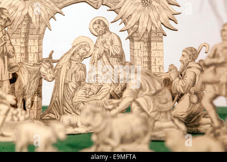 Crèche de Noël traditionnel tchèque fait ​​Of papier. Des scènes de la naissance de Jésus. Banque D'Images