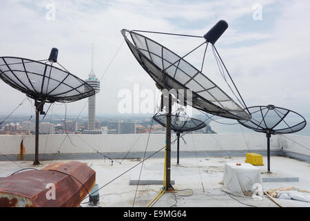 Des antennes paraboliques sur le toit Banque D'Images