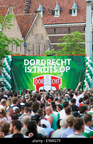 DORDRECHT, Pays-Bas - 20 MAI 2014 : la foule rassembler habillé en vert sur la place centrale pour célébrer et honorer les gagnants du Banque D'Images