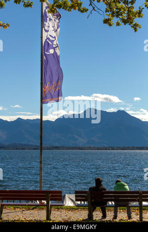 Vue sur le lac de Chiemsee au Hochgern montagne, avec le roi Louis drapeau, Chiemsee, Chiemgau, Haute-bavière , l'Allemagne, de l'Europe. Banque D'Images