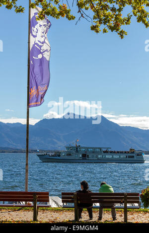 Vue sur le lac de Chiemsee au Hochgern montagne, avec le roi Louis drapeau et Ferry, péninsule, Allemagne Stock Prien Banque D'Images