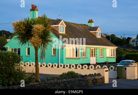 Front de mer coloré accueil à Bull Bay Porth (Llechog) sur la côte nord près de Holyhead sur l'île d'Anglesey, dans le Nord du Pays de Galles, Royaume-Uni Banque D'Images