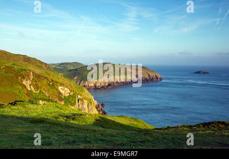 Vue sur mer ou à partir de la côte au-dessus de Porth, Wen sur la côte nord de l'île d'Anglesey, dans le Nord du Pays de Galles, Royaume-Uni Summer Banque D'Images