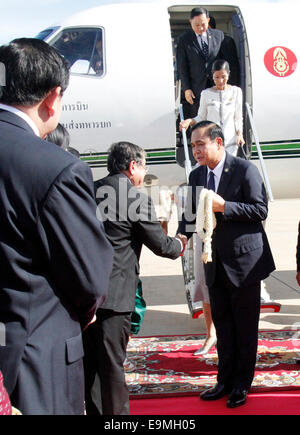Phnom Penh, Cambodge. 30Th Oct, 2014. Premier Ministre thaïlandais le général Prayuth Chan-ocha (R) arrive à l'aéroport de Phnom Penh à Phnom Penh, au Cambodge, le 30 octobre 2014. Premier ministre thaïlandaise Prayuth Chan-ocha a entamé une visite de deux jours au Cambodge le jeudi, où il pourrait assister à la signature de trois opérations avec le voisin. Credit : Sovannara/Xinhua/Alamy Live News Banque D'Images