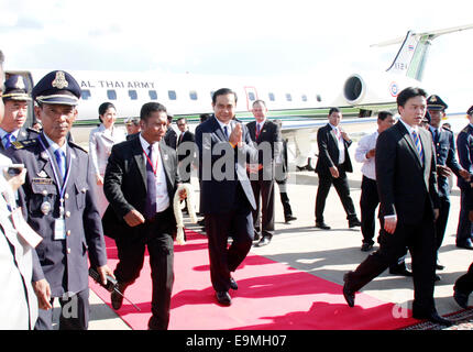 Phnom Penh, Cambodge. 30Th Oct, 2014. Premier Ministre thaïlandais le général Prayuth Chan-OCHA (C) arrive à l'aéroport de Phnom Penh à Phnom Penh, au Cambodge, le 30 octobre 2014. Premier ministre thaïlandaise Prayuth Chan-ocha a entamé une visite de deux jours au Cambodge le jeudi, où il pourrait assister à la signature de trois opérations avec le voisin. Credit : Sovannara/Xinhua/Alamy Live News Banque D'Images