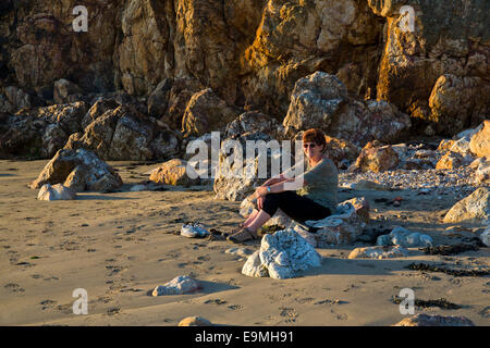 Kadu Porth jonché de roches et de sable Llanbadrig sur la côte nord de l'île d'Anglesey, dans le Nord du Pays de Galles, Royaume-Uni Summer Banque D'Images