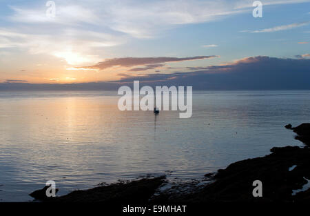 Lever du soleil à Bull Bay (Port) Llechog à au nord sur la mer sur côte nord de l'île d'Anglesey, dans le Nord du Pays de Galles, Royaume-Uni Summer Banque D'Images