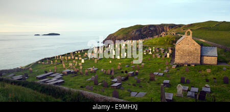 St Patricks Church et cimetière de la falaise à Llanbadrig à la côte nord de l'île d'Anglesey Banque D'Images