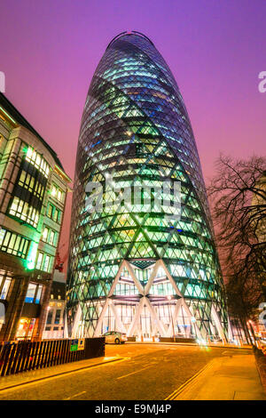 Londres - le 16 mars : le verre moderne bureau de la Swiss Re cornichon le 16 mars 2011 à Londres. La tour est de 180 mètres de haut, un Banque D'Images