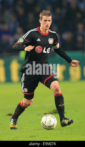 Magdeburg, Allemagne. 29 Oct, 2014. Leverkusen est Lars Bender en action avec le ballon au cours de la DFB 2e match entre 1er FC Magdeburg et Bayer Leverkusen à Magdeburg, Allemagne, 29 octobre 2014. Dpa : Crédit photo alliance/Alamy Live News Banque D'Images