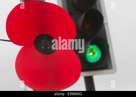 Londres, Royaume-Uni. 30 octobre, 2014. Coquelicots rouges ornent les arrêts de bus le long de la rue principale de Wimbledon en préparation à la commémoration du jour du Souvenir : Crédit amer ghazzal/Alamy Live News Banque D'Images