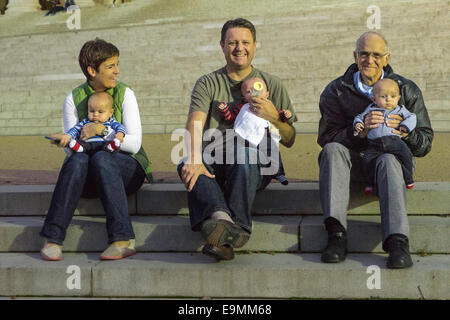 United States 3 Triples Bebe Etant Detenus Par La Mere Le Pere Et Grand Pere Photo Stock Alamy