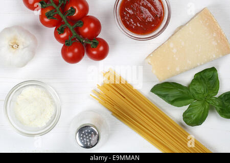 La cuisson des spaghettis Ingrédients : farine pâtes sur planche de bois Banque D'Images