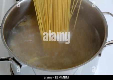 La préparation de repas de pâtes spaghetti : nouilles de cuisson dans l'eau dans le pot Banque D'Images