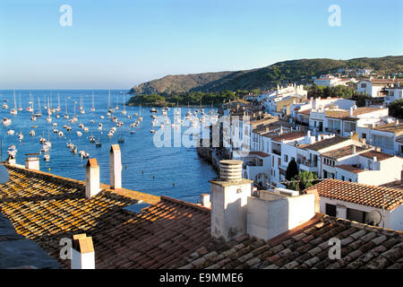 Village de pêcheurs de Cadaqués, Cap de Creus, Catalogne, Espagne Banque D'Images