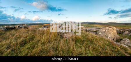 Une vue panoramique de Bodmin Moor en Cornouailles de Alex Tor et à l'extérieur, vers Brown Willy et Roughtor dans la distance Banque D'Images