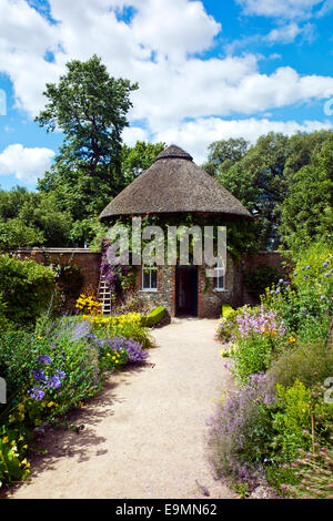 L'apple store de chaume circulaire dans le jardin clos au West Dean Gardens, West Sussex, England, UK Banque D'Images