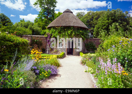 L'apple store de chaume circulaire dans le jardin clos au West Dean Gardens, West Sussex, England, UK Banque D'Images