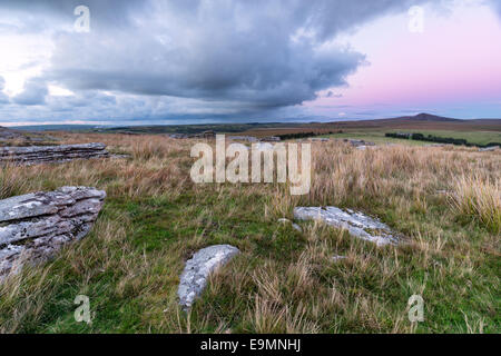 Haut de Alex Tor sur Bodmin Moor en Cornouailles avec Roughtor dans l'extrême droite Banque D'Images