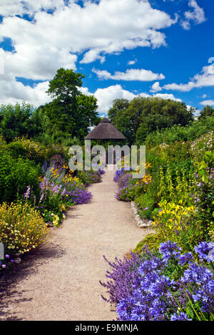 L'apple store de chaume circulaire dans le jardin clos au West Dean Gardens, West Sussex, England, UK Banque D'Images