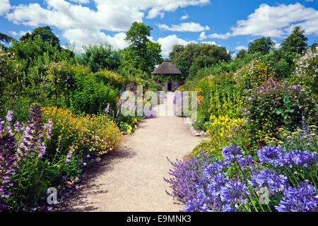 L'apple store de chaume circulaire dans le jardin clos au West Dean Gardens, West Sussex, England, UK Banque D'Images