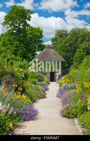 L'apple store de chaume circulaire dans le jardin clos au West Dean Gardens, West Sussex, England, UK Banque D'Images