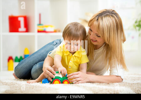 Garçon enfant et femme jouant avec toy indoor Banque D'Images