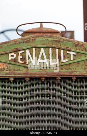 Close-up d'un radiateur de refroidissement et de vieux tracteur Renault Banque D'Images