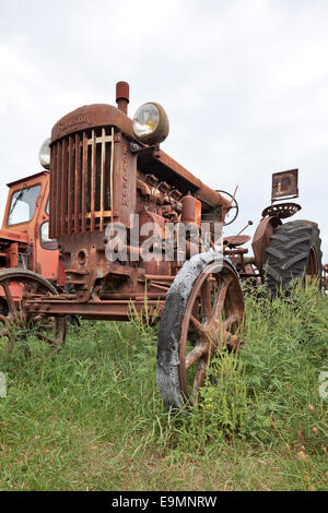 Tracteur Fordson Major dans un champ en France Banque D'Images