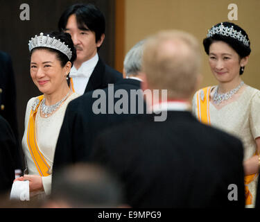 Tokyo, Japon. 29 Oct, 2014. La princesse japonaise Masako (L-R), le Prince Akishino et la Princesse Kiko assister à un dîner d'état de Roi des Pays-Bas et de la Reine au Palais Impérial de Tokyo, Japon, 29 octobre 2014. Roi des Pays-Bas et de la Reine sont sur ces quatre jours de visite d'état au Japon. Dpa : Crédit photo alliance/Alamy Live News Banque D'Images