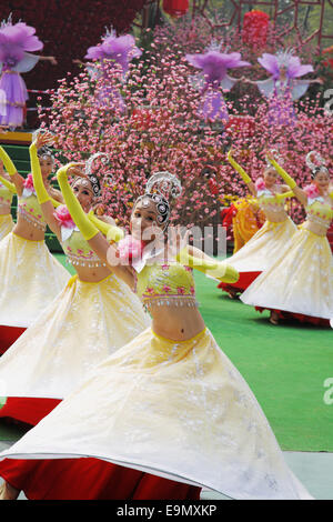 Les filles dans de beaux costumes Banque D'Images