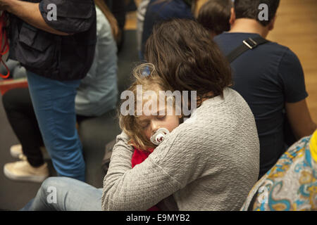 L'enfant fatigué dans les bras de Maman. Le Rijksmuseum, le Musée national des Pays-Bas. Banque D'Images