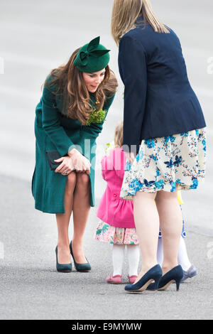 La duchesse de Cambridge reçoit un bouquet de fleurs tout en fréquentant les Gardes irlandais documents annuels Parade de la St Patrick à Mons Bar Banque D'Images