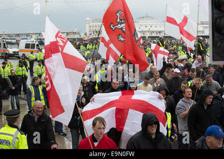 Le jour de la Saint-georges annuel marche le long du front de mer de Brighton par groupes de droite EDL et MFE. Ils ont été contrés par les sections locales et les membres de l'Antifa et l'UAF. Comprend : Voir Où : Brighton, Royaume-Uni Quand : 27 Avr 2014 Banque D'Images