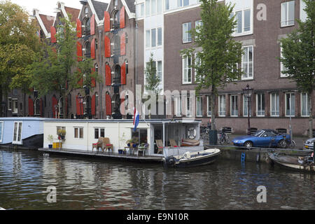 Les gens vivent littéralement sur les canaux en péniches à Amsterdam, aux Pays-Bas. Banque D'Images