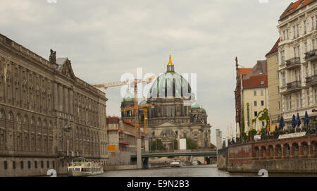 Berliner Dom, la cathédrale de Berlin, scène de la rivière Spree, dans le centre de Berlin. C'est la plus grande église de Berlin. Banque D'Images