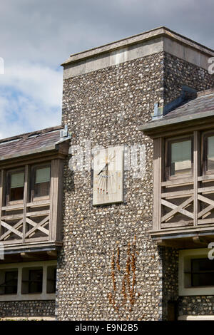 Le cadran solaire vertical moderne sur l'avant du West Dean College, West Sussex, England, UK Banque D'Images