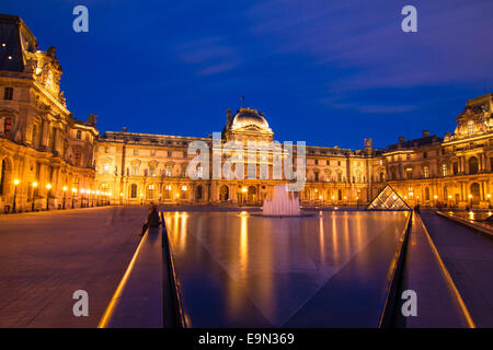 Nuit à Paris Louvre Banque D'Images