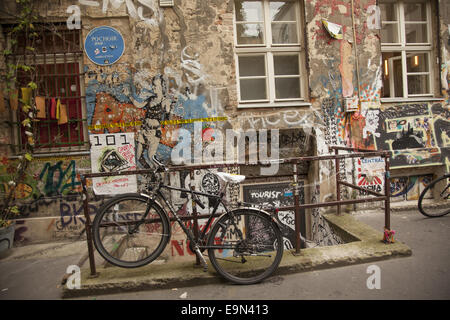 Graffiti Art & auto-expression de toutes sortes ornent les murs de l'Haus Schwarzenberg - Rosenthaler Straße 39 - Berlin Mitte. Banque D'Images