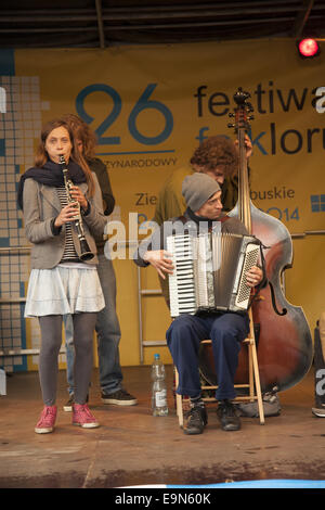 Les jeunes style Klezmer Band fonctionne à un festival international de folklore à Zielona Gora, Pologne. Banque D'Images