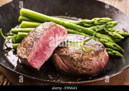 Steak aux asperges Banque D'Images