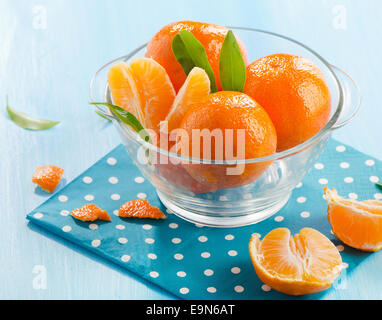 Mandarines dans bol en verre. Selective focus Banque D'Images