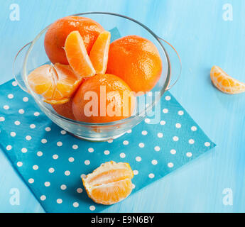 Mandarines dans bol en verre. Selective focus Banque D'Images