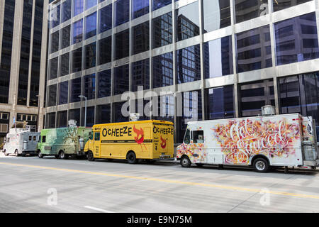 Les camions de nourriture à l'heure du déjeuner dans la rue, au centre-ville, Minneapolis, Minnesota, USA Banque D'Images